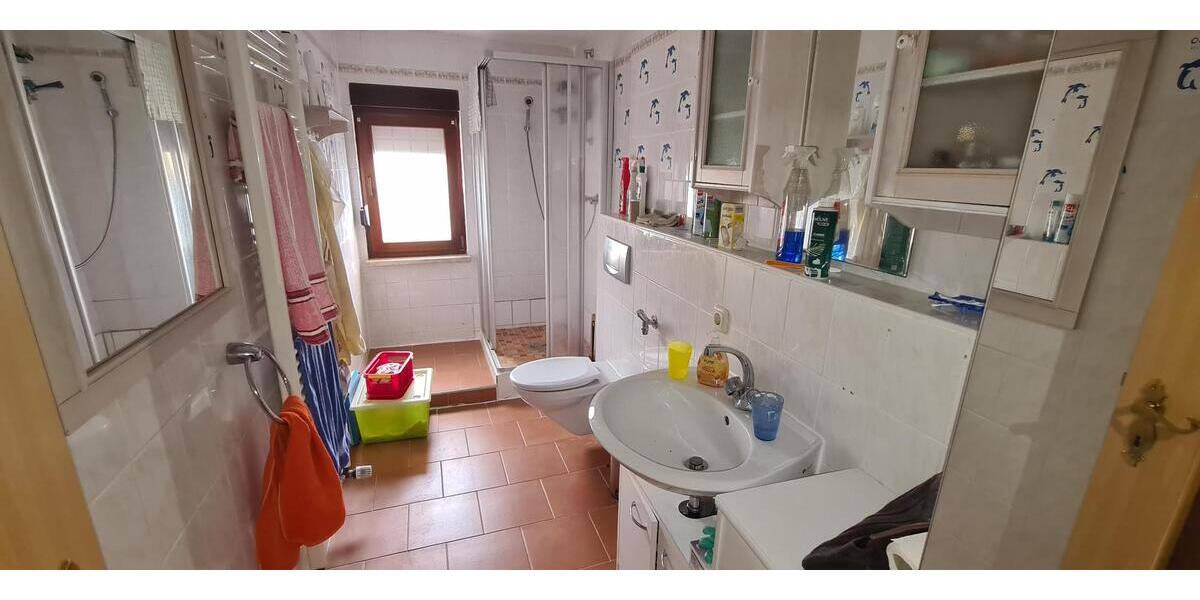 ruhig gelegenes Dreifamilienhaus mit Garagen , teilw. freiwerdend - Mehrfamilienhaus, Wohnhaus Kahla | Angebot:27092377