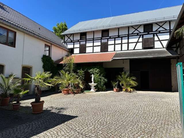 Mediterraner 3- Seitenhof mit großer Scheune, 4 Garagen und großem Grundstück - Bauernhaus, Landhaus Pößneck | Angebot:26748116
