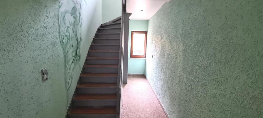 ruhig gelegenes Dreifamilienhaus mit Garagen , teilw. freiwerdend - Mehrfamilienhaus, Wohnhaus Kahla | Angebot:27092377